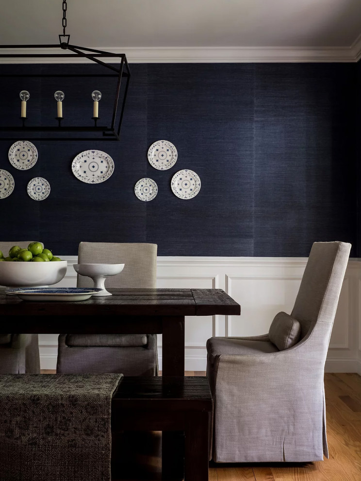 Idée de décoration pour une salle à manger tradition avec un mur bleu, un sol en bois brun, un sol marron, boiseries et du papier peint.
