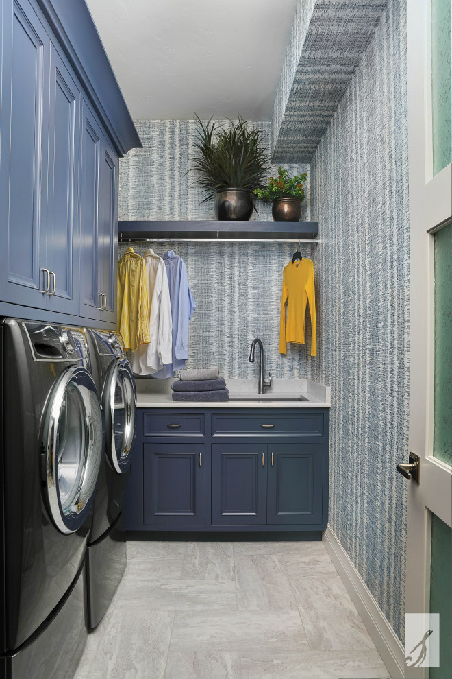Immagine di una sala lavanderia classica con lavello sottopiano, lavatrice e asciugatrice affiancate, ante a persiana e ante blu
