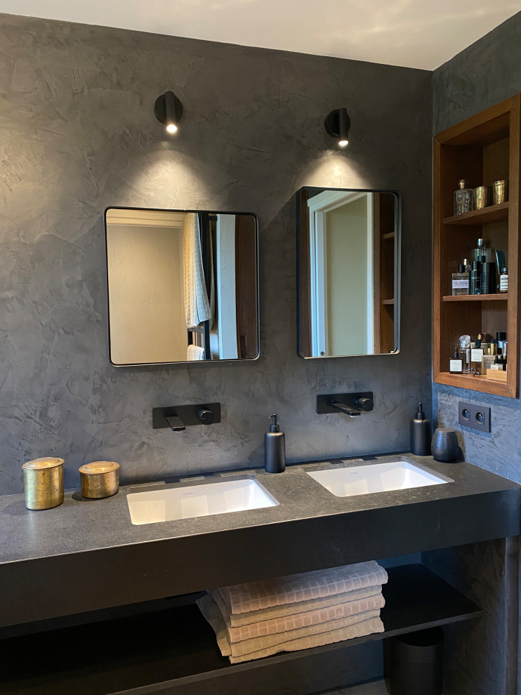 Foto di una piccola stanza da bagno con doccia design con ante a filo, ante in legno scuro, doccia a filo pavimento, pareti grigie, lavabo a consolle, top in pietra calcarea, doccia aperta, top nero, nicchia, due lavabi e mobile bagno incassato