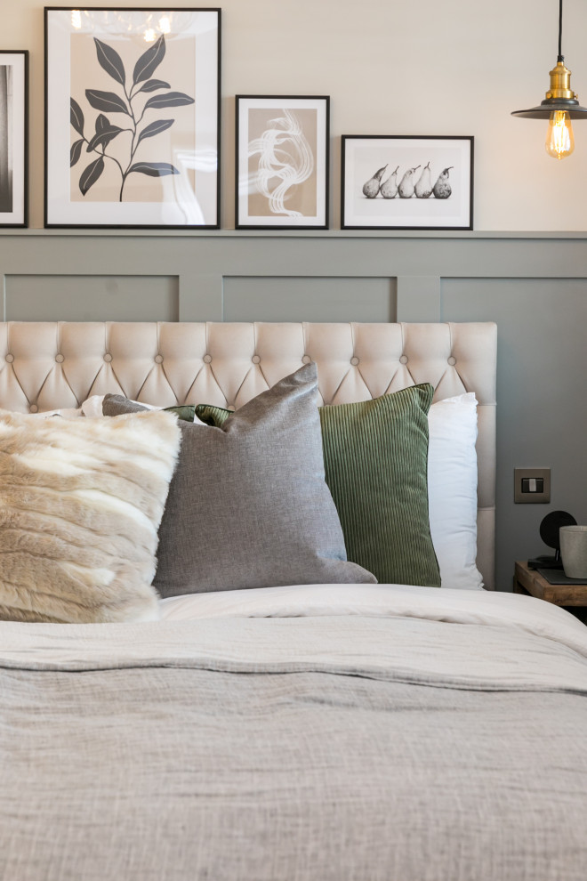 Mittelgroßes Modernes Hauptschlafzimmer ohne Kamin mit grauer Wandfarbe, Laminat, braunem Boden und Wandpaneelen in Sussex