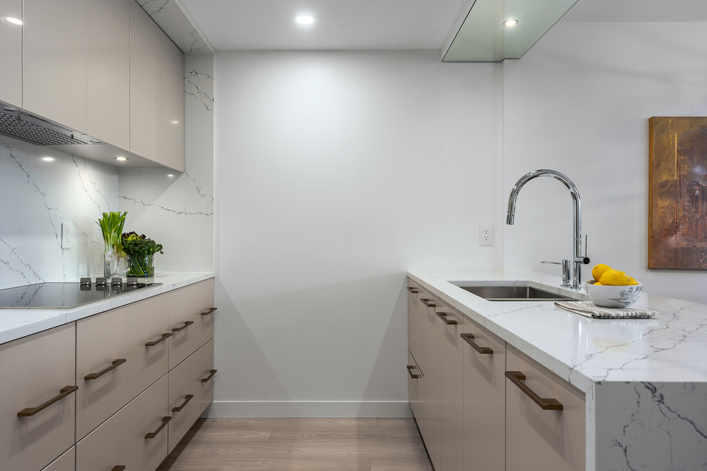 Kitchen - kitchen idea in Vancouver