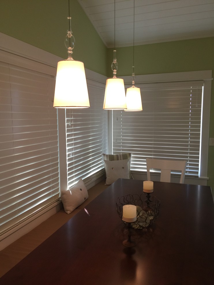 Transitional home design photo in St Louis