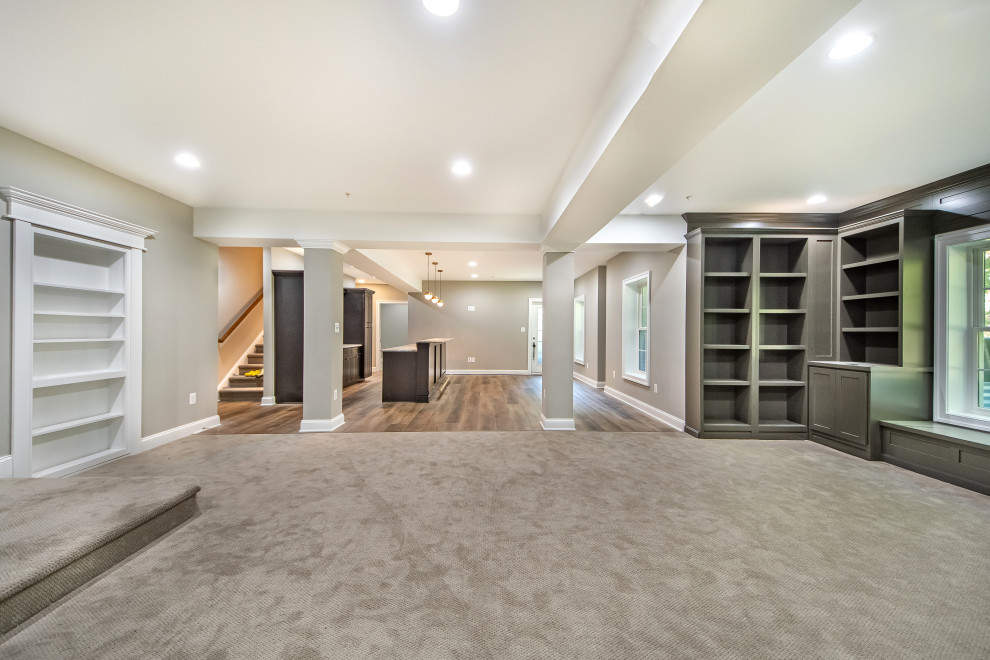 ワシントンD.C.にある高級な広いトランジショナルスタイルのおしゃれなオープンリビング (ホームバー、グレーの壁、カーペット敷き、標準型暖炉、グレーの床、白い天井) の写真