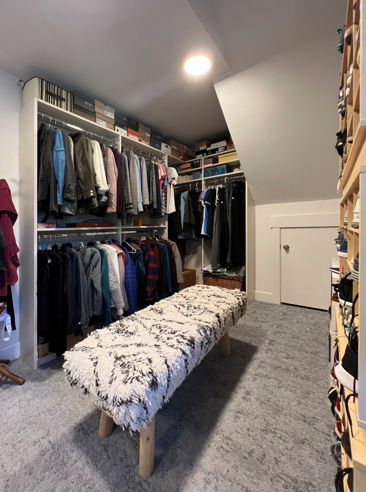 Großer, Neutraler Moderner Begehbarer Kleiderschrank mit flächenbündigen Schrankfronten, weißen Schränken, Teppichboden und grauem Boden in Seattle