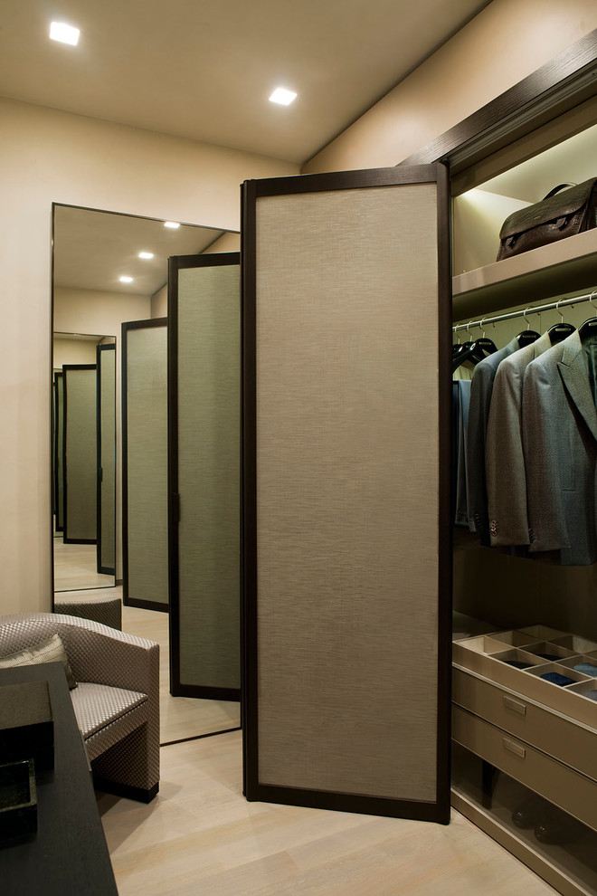 Design ideas for a contemporary storage and wardrobe in Rome.