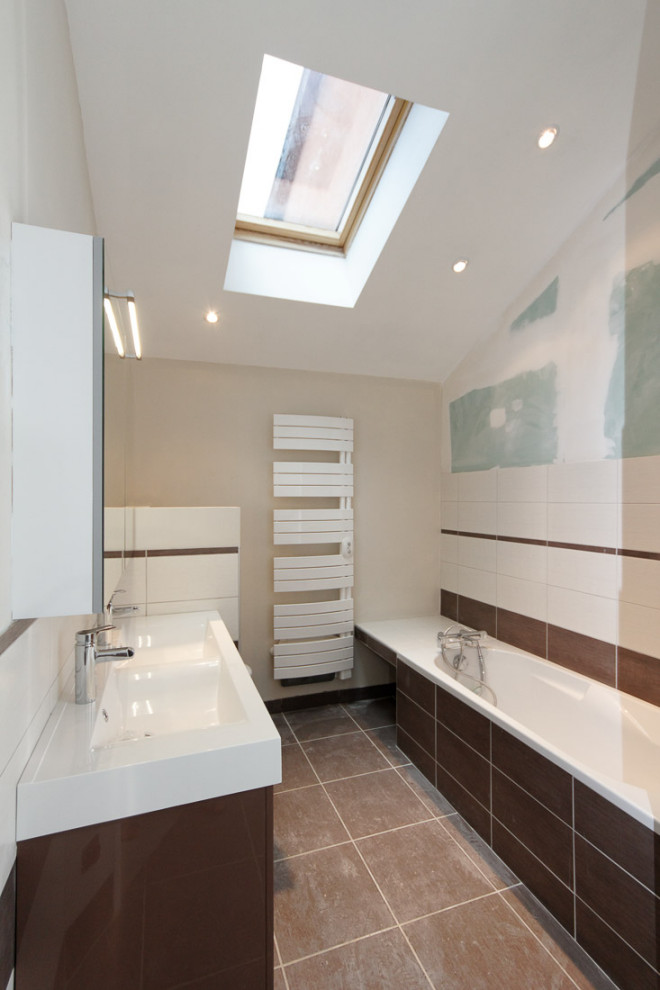 Foto di una stanza da bagno padronale design con ante di vetro e mobile bagno incassato