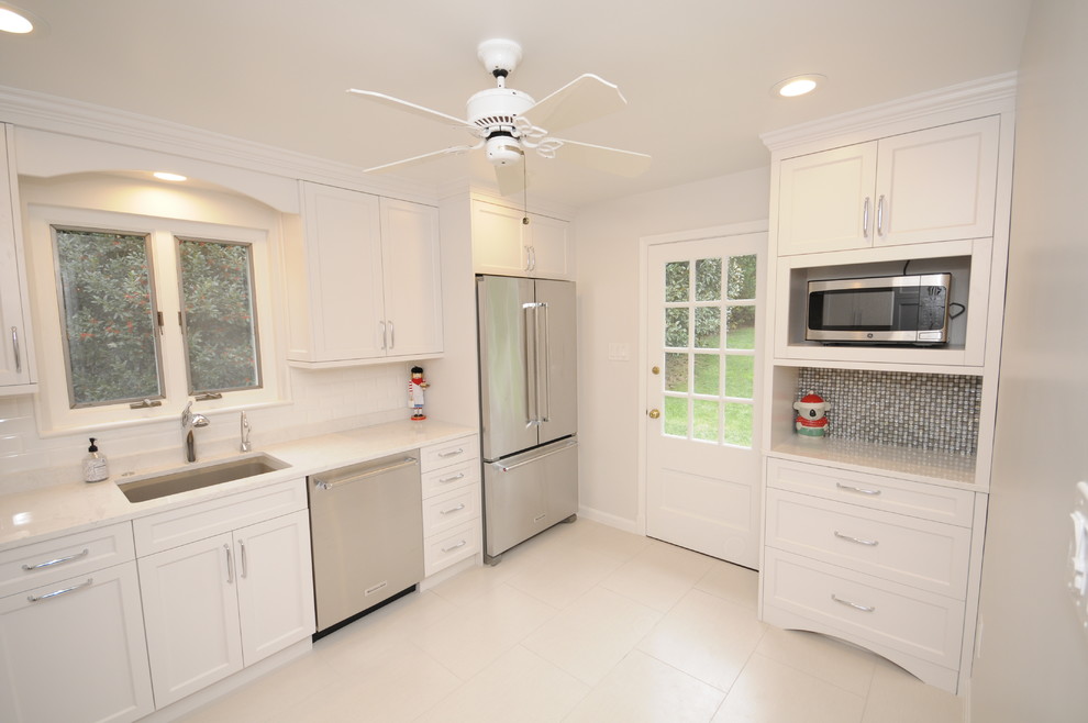 Example of a transitional kitchen design in DC Metro