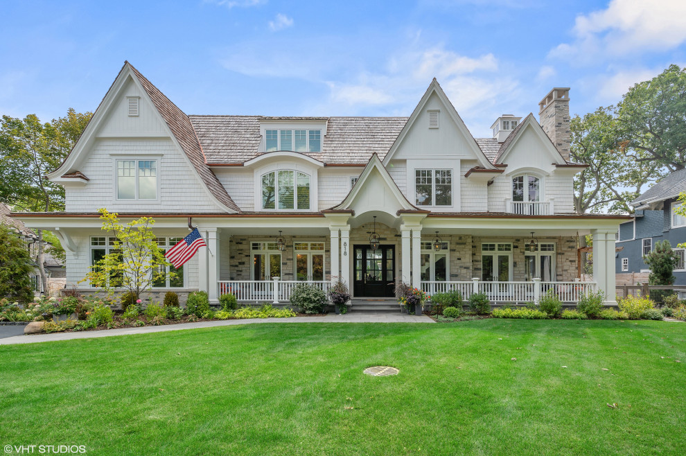 Geräumiges, Dreistöckiges Klassisches Einfamilienhaus mit Mix-Fassade, weißer Fassadenfarbe, Satteldach, Schindeldach, grauem Dach und Schindeln in Chicago