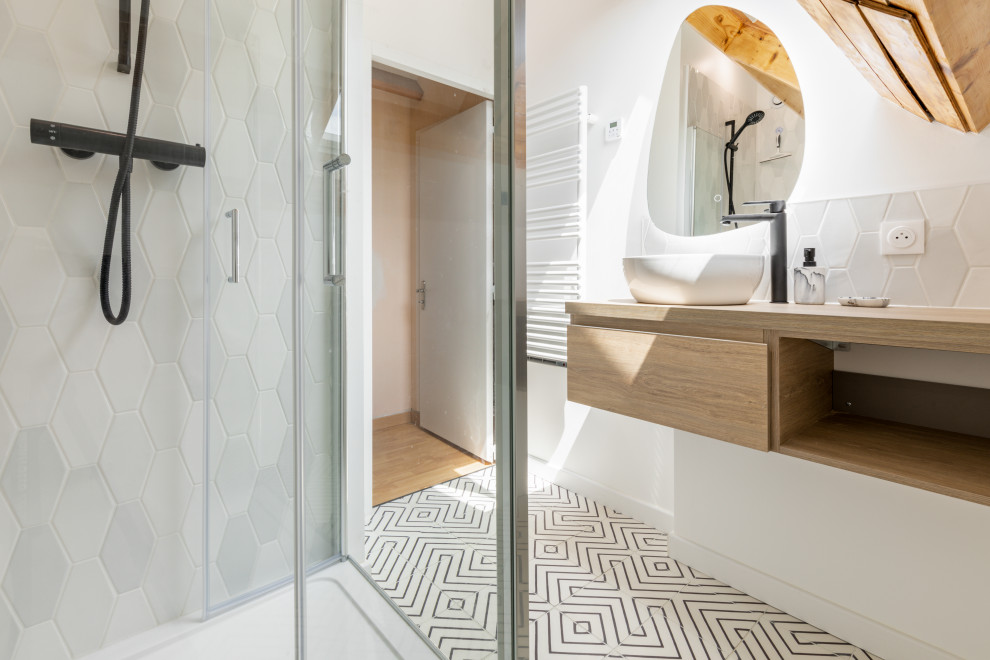Idéer för små funkis badrum med dusch, med vit kakel, vita väggar, cementgolv och svart golv