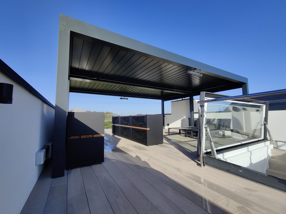 Idee per una grande terrazza moderna sul tetto e sul tetto con una pergola