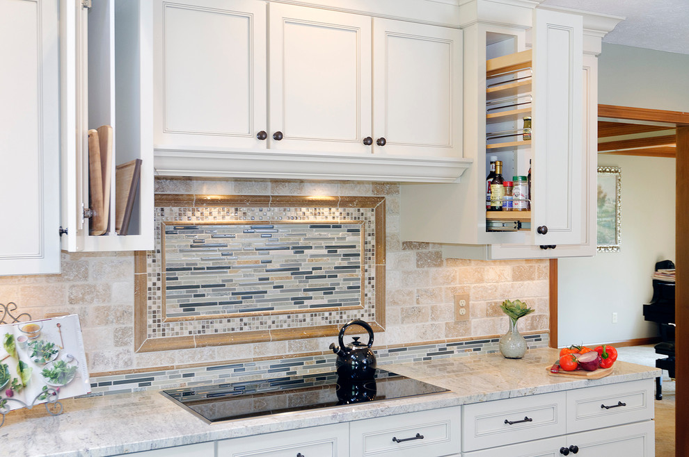Example of a transitional kitchen design in Columbus