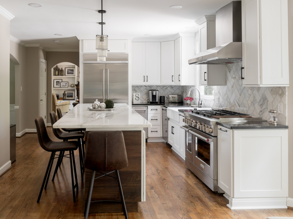 Idéer för mellanstora vintage flerfärgat kök, med en undermonterad diskho, skåp i shakerstil, vita skåp, marmorbänkskiva, flerfärgad stänkskydd, stänkskydd i marmor, rostfria vitvaror, mellanmörkt trägolv, en köksö och svart golv