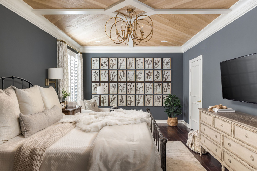Cette image montre une chambre parentale traditionnelle de taille moyenne avec un plafond en bois, un mur gris, parquet foncé et un sol marron.