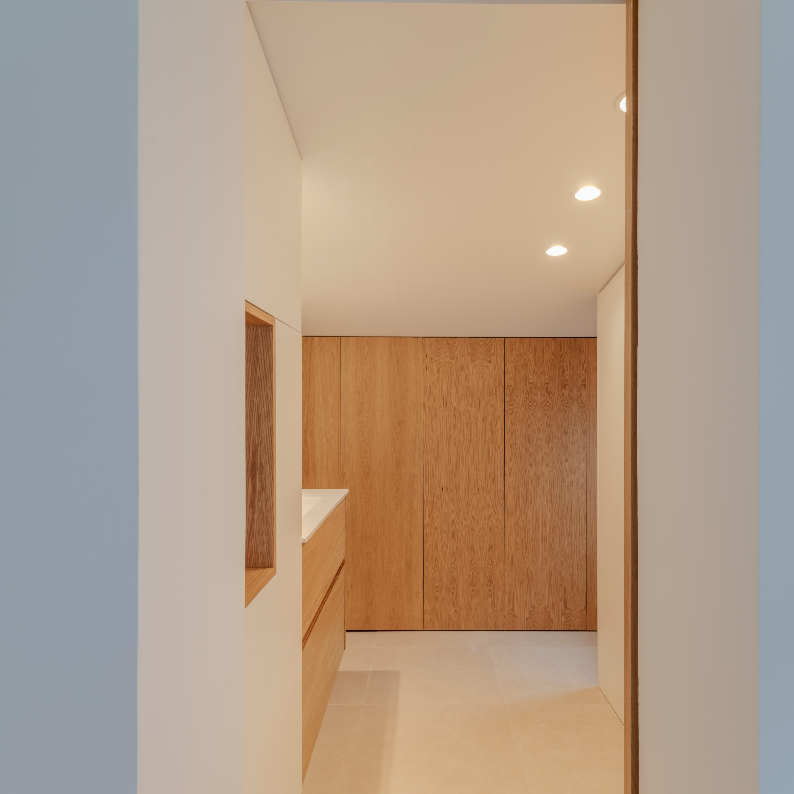 Vista desde la habitación hacia el baño principal