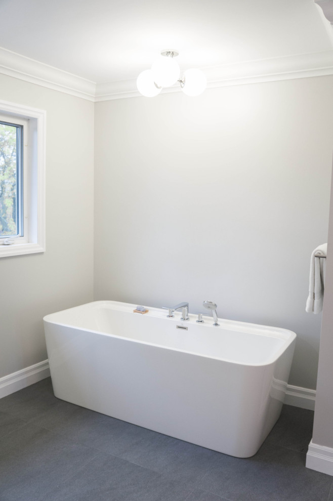 Exempel på ett modernt vit vitt badrum, med släta luckor, skåp i mellenmörkt trä, ett fristående badkar, en hörndusch, en toalettstol med hel cisternkåpa, grå väggar, ett undermonterad handfat, bänkskiva i kvarts, grått golv och dusch med gångjärnsdörr