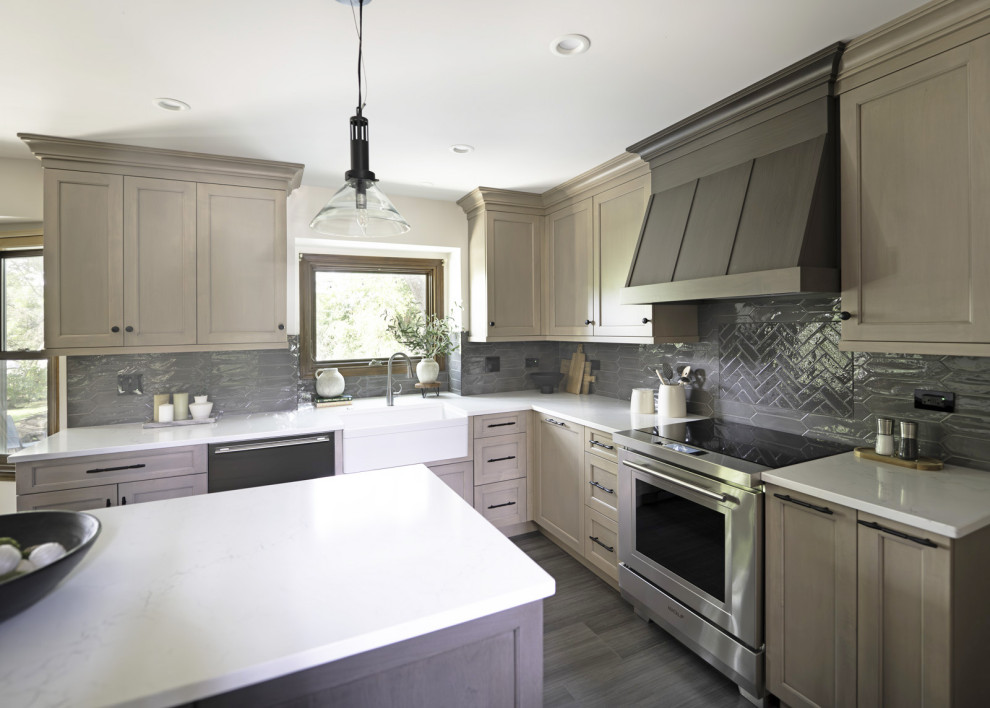Kitchen - transitional kitchen idea in Chicago