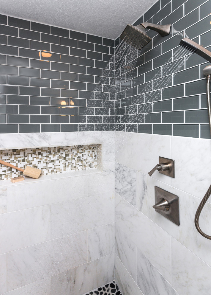 Bild på ett mellanstort vintage en-suite badrum, med luckor med infälld panel, skåp i mörkt trä, en kantlös dusch, en toalettstol med hel cisternkåpa, grå kakel, mosaik, grå väggar och marmorgolv
