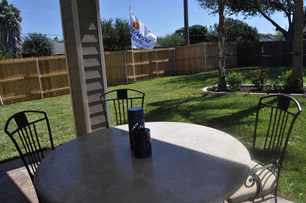 Transitional home design photo in Austin