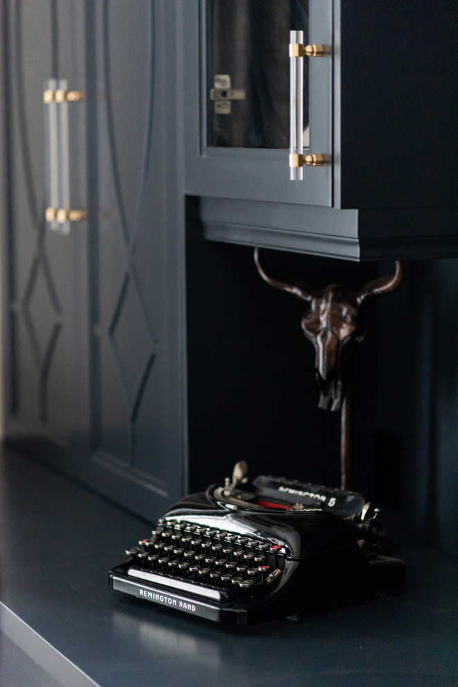 Transitional home design photo in Toronto