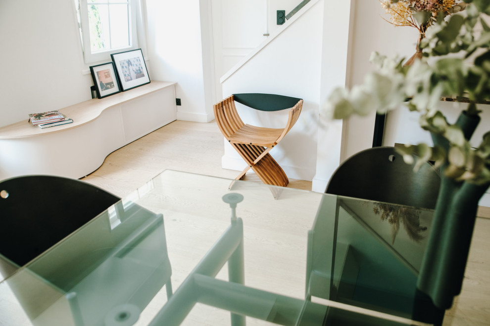 Idées déco pour une grande salle à manger contemporaine avec un mur blanc, parquet clair et une cheminée standard.
