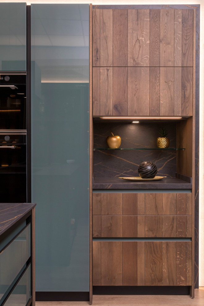 Cocina Negra, Madera y Comedor Marmoleado