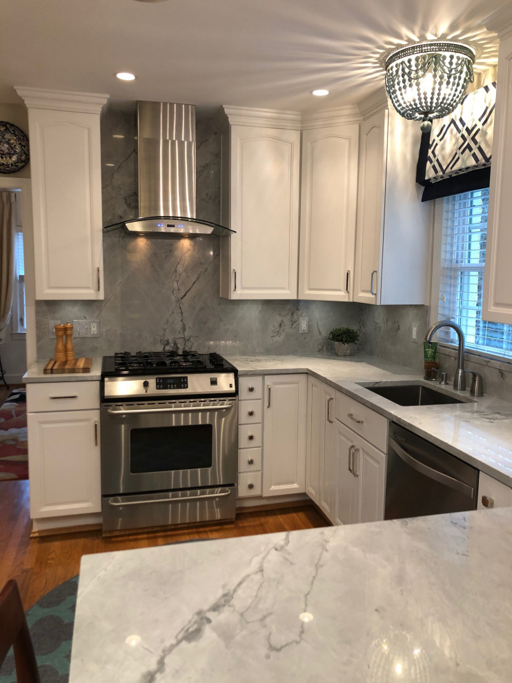 Mid-sized transitional u-shaped medium tone wood floor and brown floor eat-in kitchen photo in DC Metro with an undermount sink, recessed-panel cabinets, white cabinets, quartzite countertops, white backsplash, quartz backsplash, stainless steel appliances, an island and white countertops