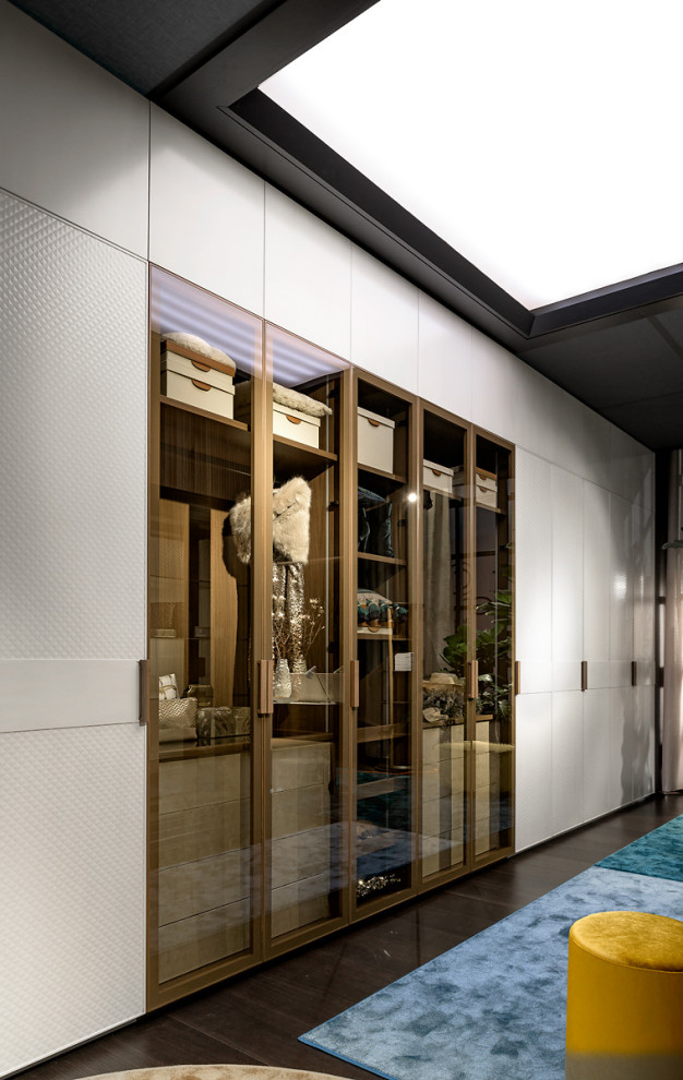 Стильный дизайн: встроенный шкаф среднего размера, унисекс в стиле модернизм с плоскими фасадами, светлыми деревянными фасадами, темным паркетным полом, коричневым полом и деревянным потолком - последний тренд