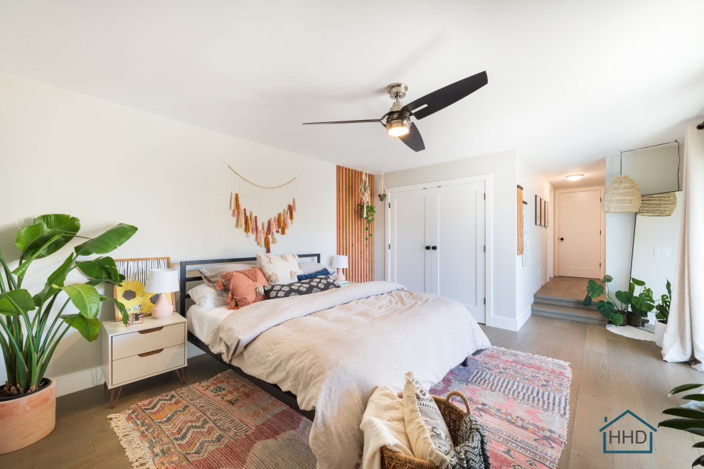 Idee per una camera da letto stile shabby di medie dimensioni con pavimento in legno massello medio