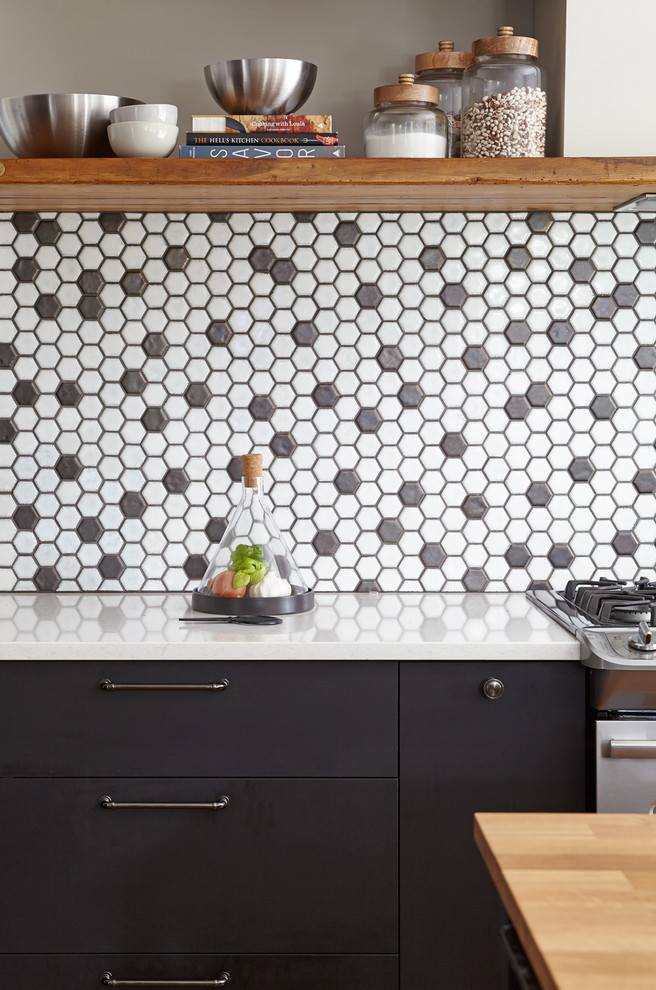 Kitchen - transitional kitchen idea in Toronto
