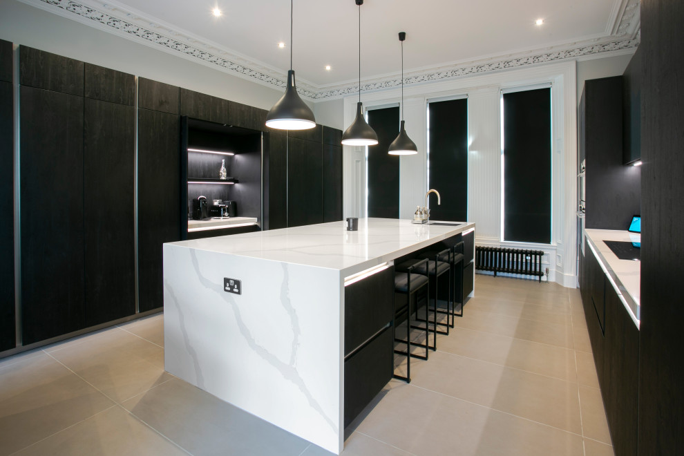 Foto på ett stort funkis vit kök och matrum, med en undermonterad diskho, släta luckor, bänkskiva i koppar, svarta vitvaror och en köksö