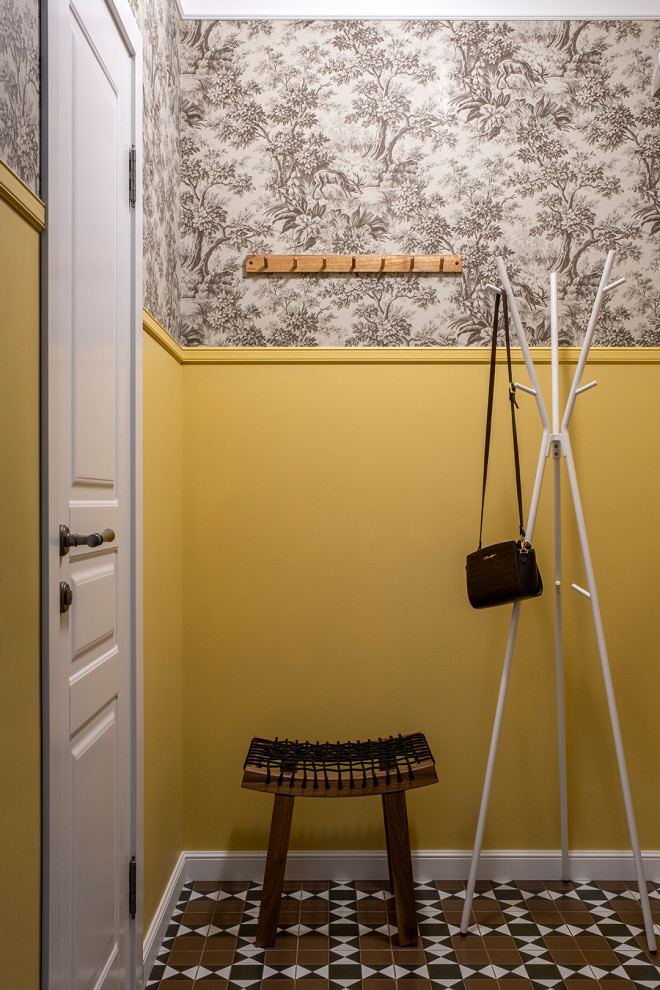 Foto de recibidores y pasillos pequeños con paredes amarillas, suelo de baldosas de cerámica, suelo multicolor y papel pintado