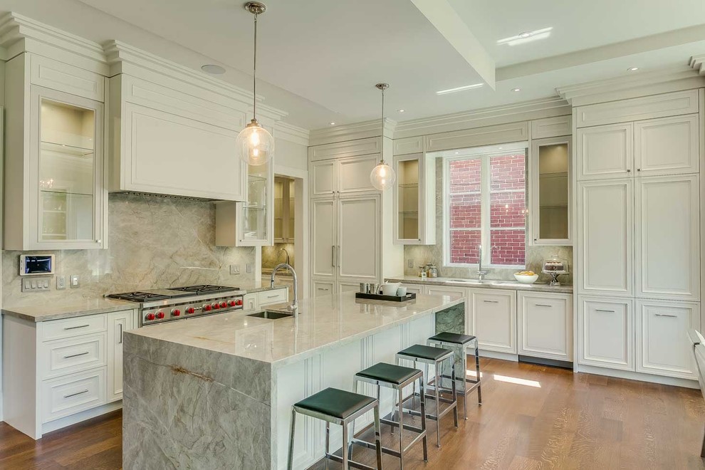 Kitchen - transitional kitchen idea in Toronto