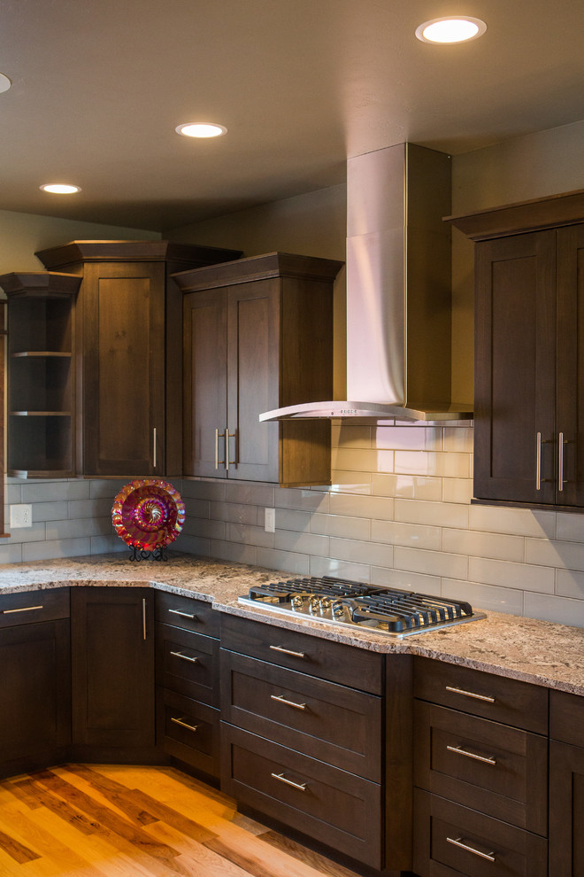 Kitchen - transitional kitchen idea