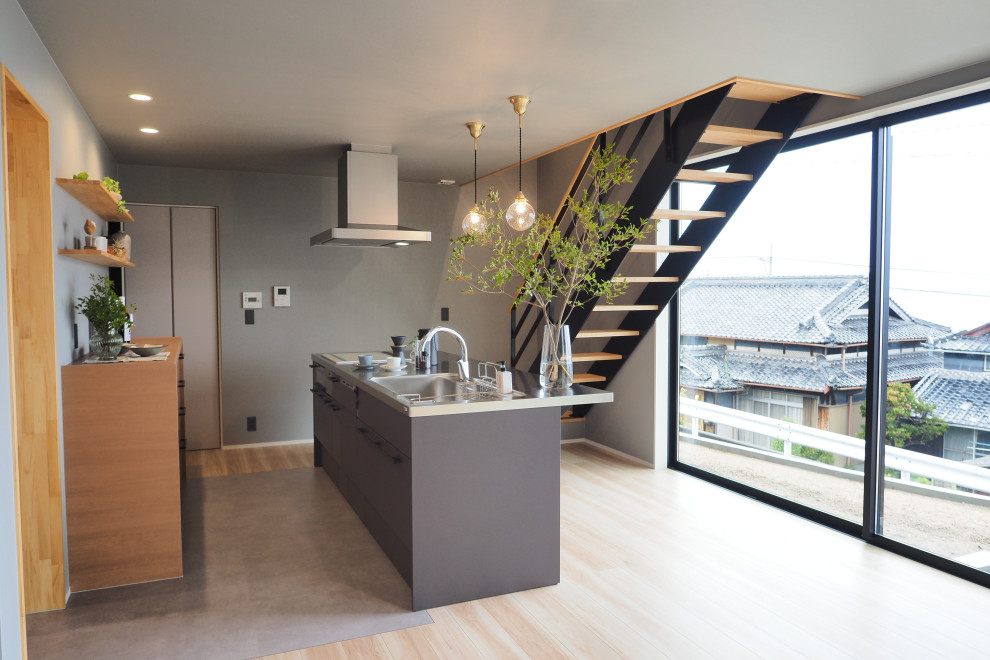 На фото: кухня-столовая в стиле модернизм с серыми стенами, полом из фанеры, бежевым полом, потолком с обоями и обоями на стенах с