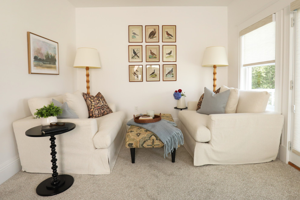 Foto di un'ampia camera matrimoniale stile marinaro con pareti bianche, moquette e pavimento grigio