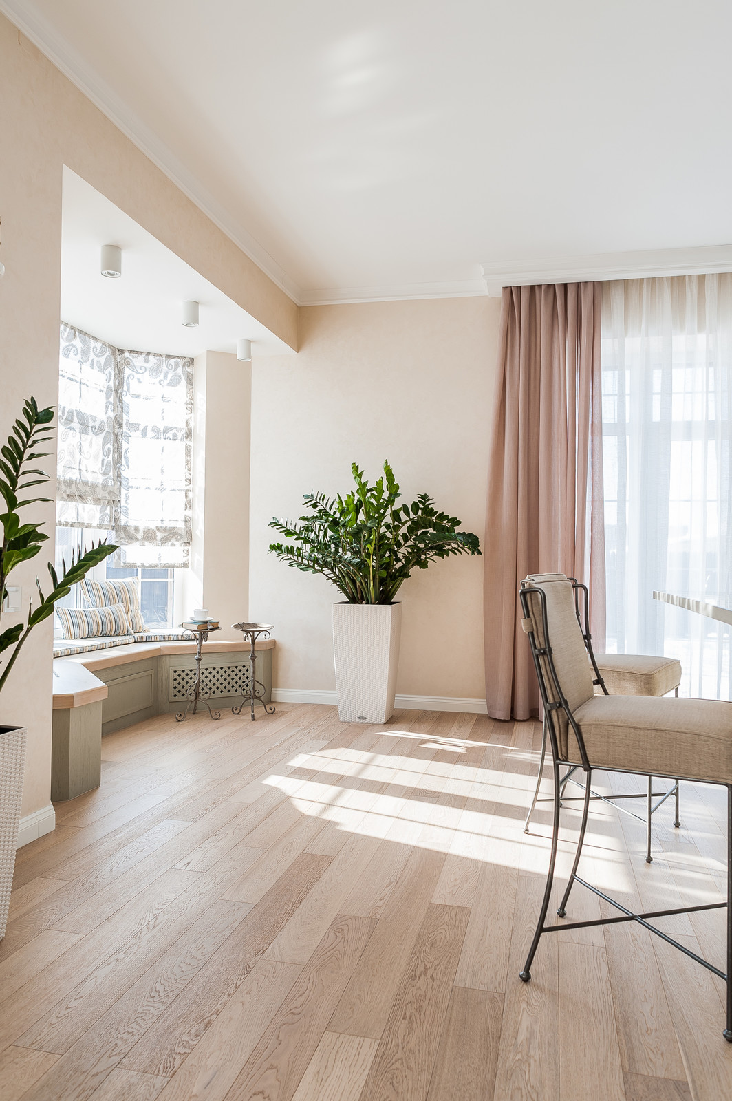 Загородный дом с розовой столовой