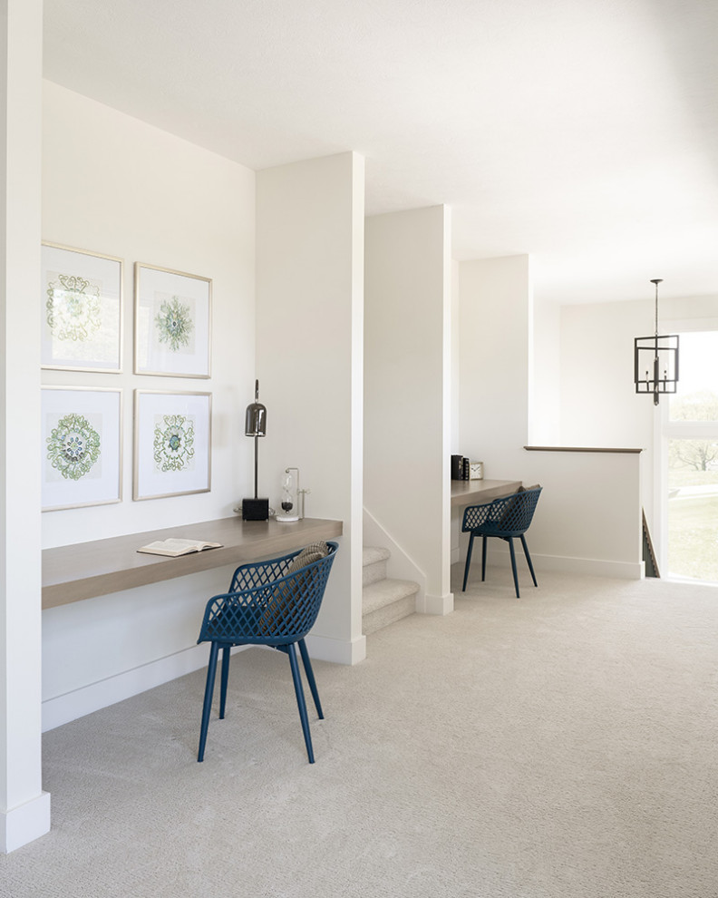 Diseño de estudio moderno de tamaño medio sin chimenea con paredes blancas, moqueta, escritorio empotrado y suelo beige