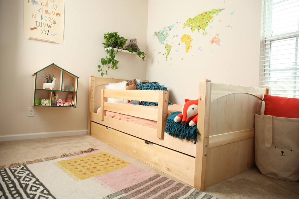 Cette image montre une petite chambre d'enfant de 1 à 3 ans sud-ouest américain avec un mur vert.