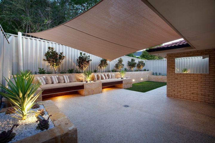 Modern backyard formal garden in Melbourne.
