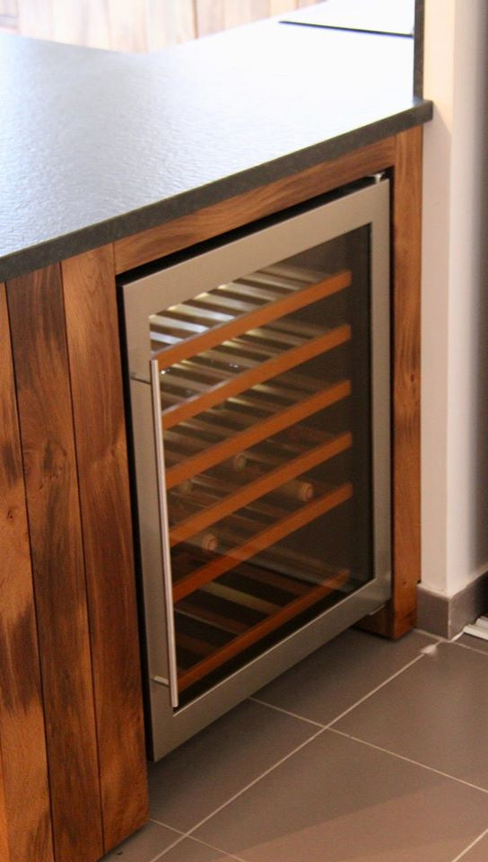 Une cuisine noire & bois de 15m² | Roquebrune-sur-Argens