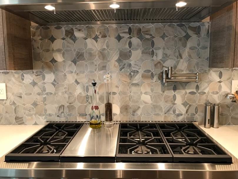 Example of a mid-sized mountain style u-shaped dark wood floor and brown floor open concept kitchen design in Orange County with an undermount sink, flat-panel cabinets, dark wood cabinets, quartz countertops, multicolored backsplash, porcelain backsplash, stainless steel appliances and an island