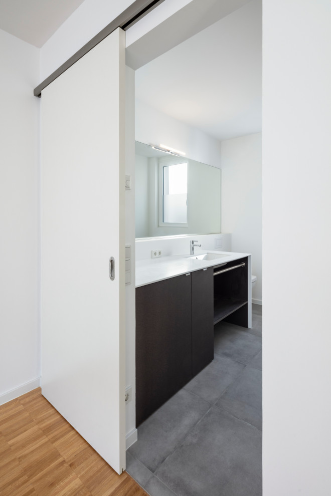 Photo of a modern bathroom in Dusseldorf.