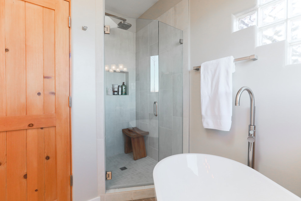 Bild på ett mellanstort funkis vit vitt en-suite badrum, med luckor med upphöjd panel, skåp i mörkt trä, ett fristående badkar, en hörndusch, vit kakel, grå väggar, bänkskiva i kvartsit, flerfärgat golv och dusch med gångjärnsdörr
