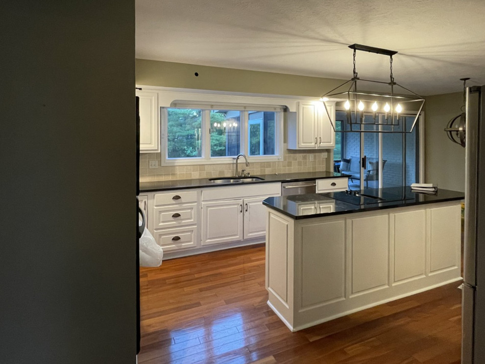 Kitchen - transitional kitchen idea in Indianapolis