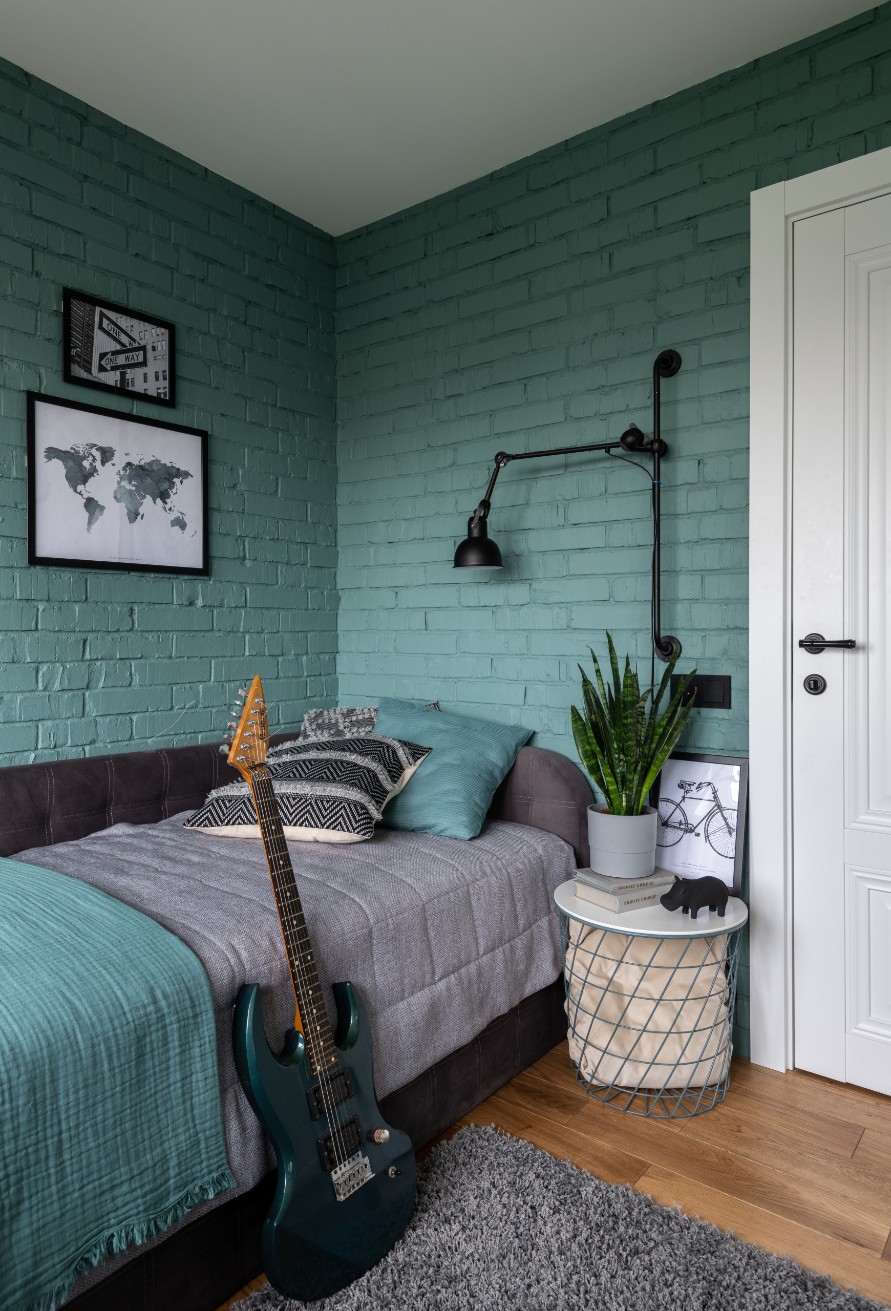 Дизайн стен панелями и обоями в спальне для подростка: 10 модных вариантов