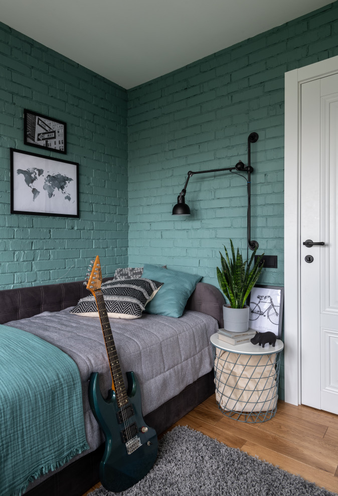 Exemple d'une petite chambre d'enfant chic avec un mur vert, un sol en bois brun et un mur en parement de brique.