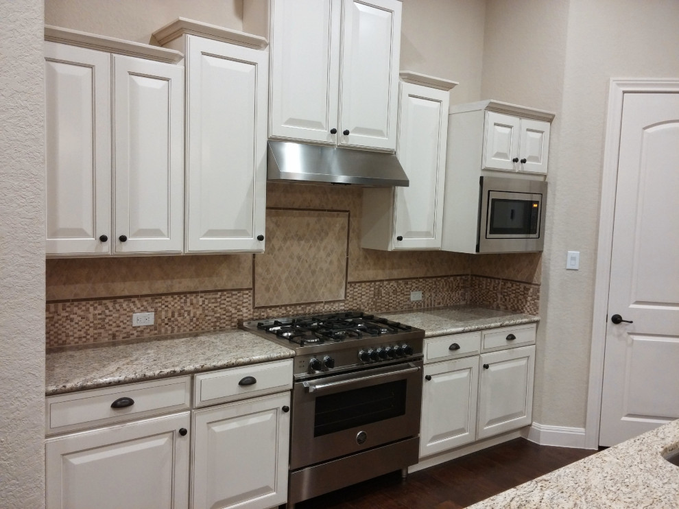 Kitchen - transitional kitchen idea in Austin
