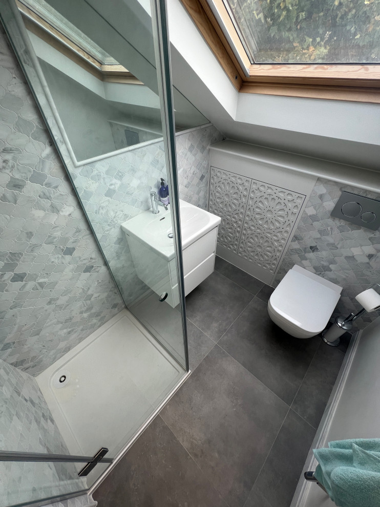 Foto di una piccola stanza da bagno boho chic con piastrelle grigie, un lavabo e mobile bagno sospeso