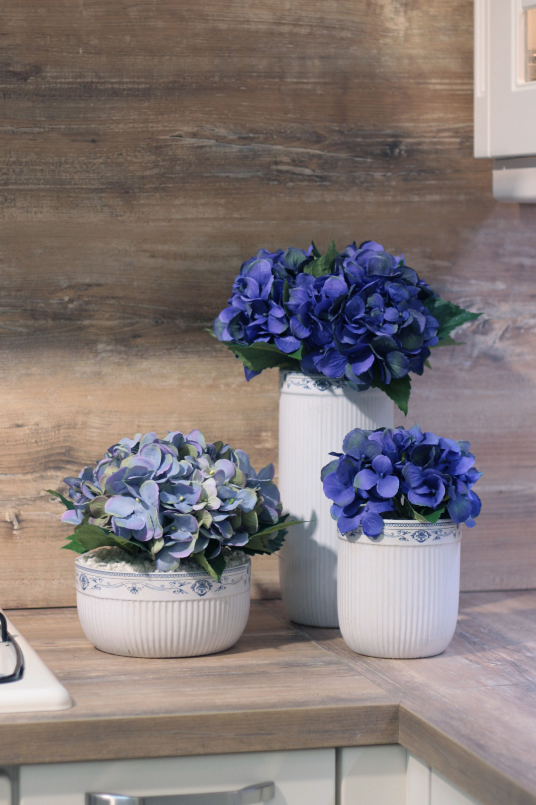 Голубые гортензии в фарфоре