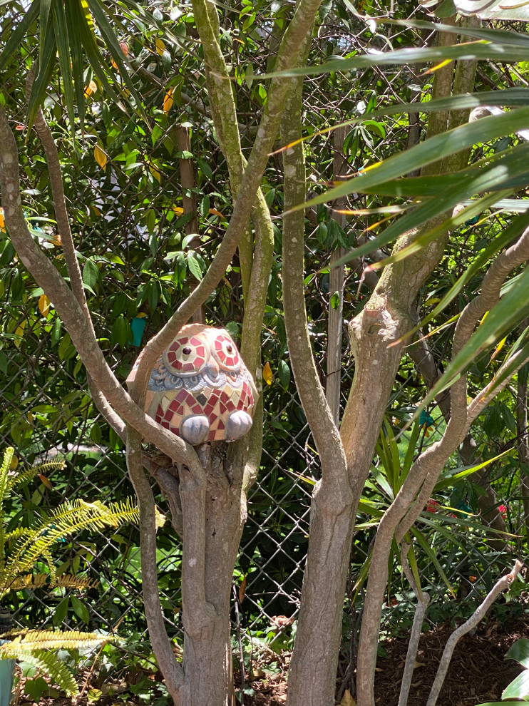 Immagine di un piccolo giardino bohémian esposto a mezz'ombra dietro casa con pavimentazioni in pietra naturale